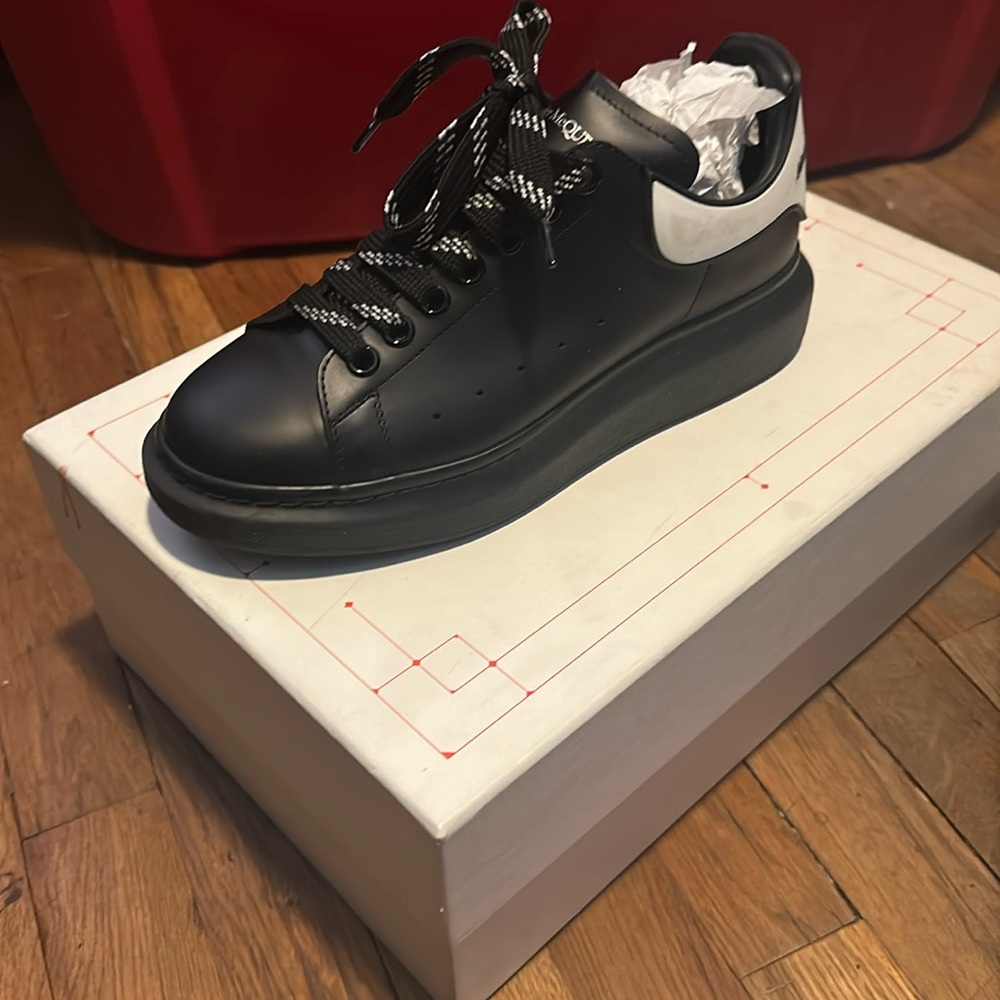 Alexander McQueen Sneakers with box size 39.5